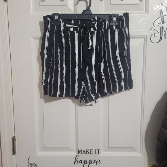 Shorts - Picture 2 of 3